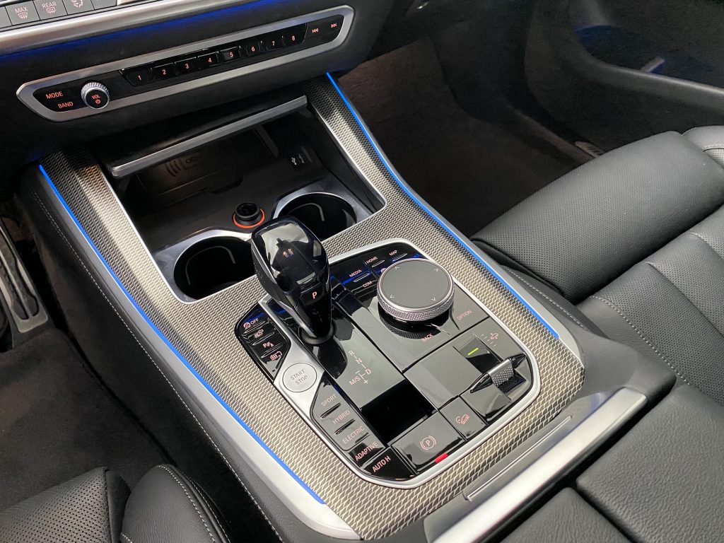 X5 Xdrive 45e 3.0 Turbo Hibrido M Sport Preto Safira 2021 BMW Console Central com Aquecedor e Resfriador no Porta Copos e Carredador por Indução Prime Veiculos BH MG Brasil